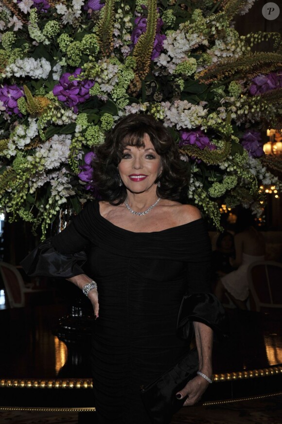 Joan Collins au dîner du Club des Ambassadeurs, organisé à l'Hôtel de Paris à Monaco, le 12 juin 2012.