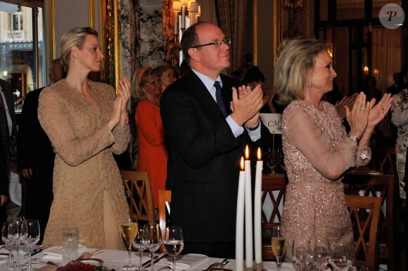 Kristina Moore, Albert et Charlene de Monaco au dîner du Club des Ambassadeurs, organisé à l'Hôtel de Paris à Monaco, le 12 juin 2012.