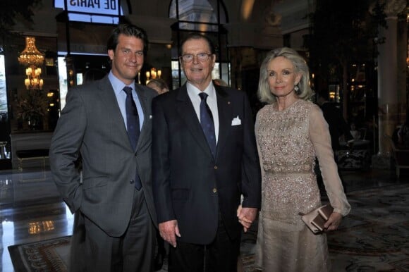 Christopher Moore, son père Roger Moore et son épouse au dîner du Club des Ambassadeurs, organisé à l'Hôtel de Paris à Monaco, le 12 juin 2012.