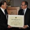 Roger Moore honoré au dîner du Club des Ambassadeurs, organisé à l'Hôtel de Paris à Monaco, le 12 juin 2012.