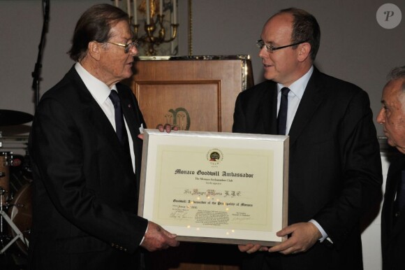 Roger Moore honoré au dîner du Club des Ambassadeurs, organisé à l'Hôtel de Paris à Monaco, le 12 juin 2012.