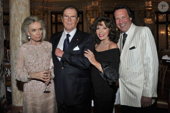 Roger Moore et son épouse, Joan Collins et son mari au dîner du Club des Ambassadeurs, organisé à l'Hôtel de Paris à Monaco, le 12 juin 2012.