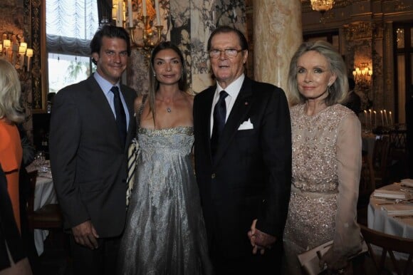 Christopher Moore et sa femme, son père Roger Moore et son épouse au dîner du Club des Ambassadeurs, organisé à l'Hôtel de Paris à Monaco, le 12 juin 2012.