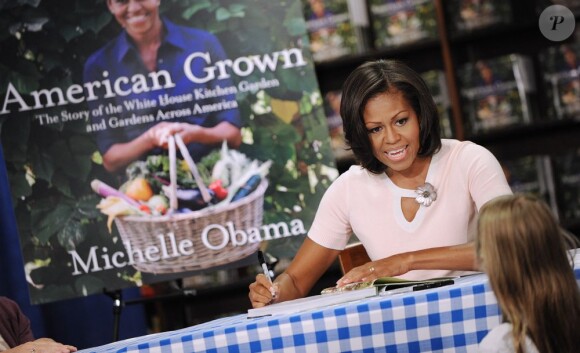 Michelle Obama signe son livre sur le potager de la Maison Blanche dans une librairie de Washington, le 12 juin 2012.