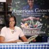 Michelle Obama signe son livre sur le potager de la Maison Blanche dans une librairie de Washington, le 12 juin 2012.