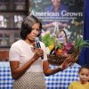 Michelle Obama signe son livre sur le potager de la Maison Blanche dans une librairie de Washington, le 12 juin 2012.