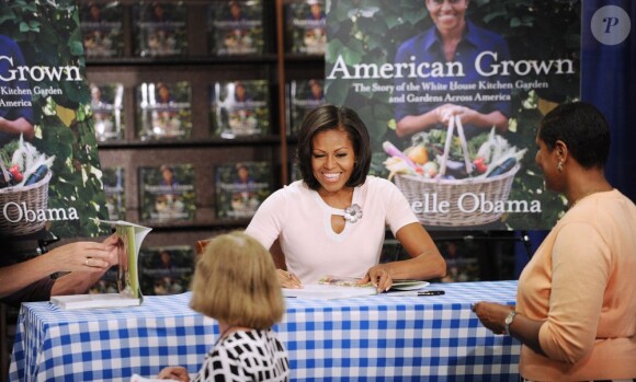Michelle Obama signe son livre dans une librairie de Washington, le 12 juin 2012.
