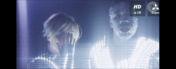 Gala luminescente dans le clip Lose Yourself In Me, dévoilé le 13 juin 2012.