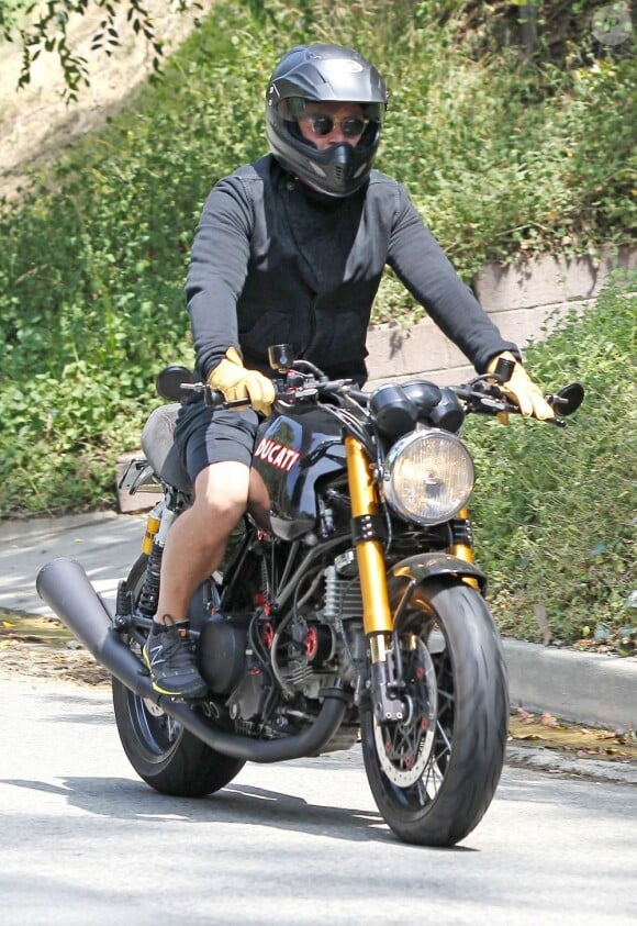 Orlando Bloom joue le viril au volant de sa Ducati à Los Angeles, le 13 juin 2012.