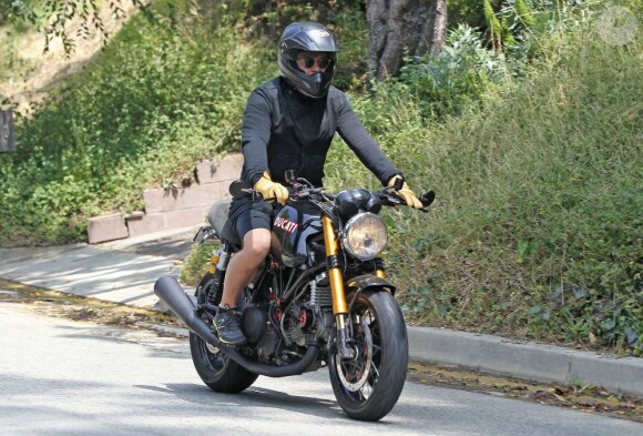 Pendant que Miranda Kerr arpente les rues de New York avec style, Orlando Bloom passe aux stands et sort au volant de sa Ducati. Los Angeles, le 13 juin 2012.