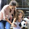 Suri Cruise et sa maman Katie Holmes dans les rues de New York le 14 juin 2012, célèbrent leurs retrouvailles avec un délicieux cupcake