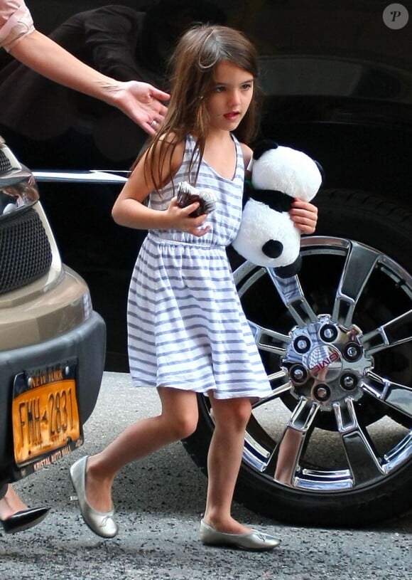 Suri Cruise gâtée par sa maman Katie Holmes dans les rues de New York le 14 juin 2012