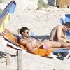 Détendu, Eduardo Cruz à la plage avec une inconnue, à Ibiza le 6 juin 2012