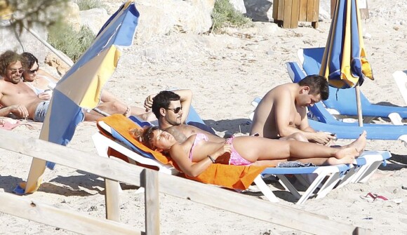Détendu, Eduardo Cruz à la plage avec une inconnue, à Ibiza le 6 juin 2012