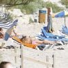 Eduardo Cruz à la plage avec une inconnue, à Ibiza le 6 juin 2012