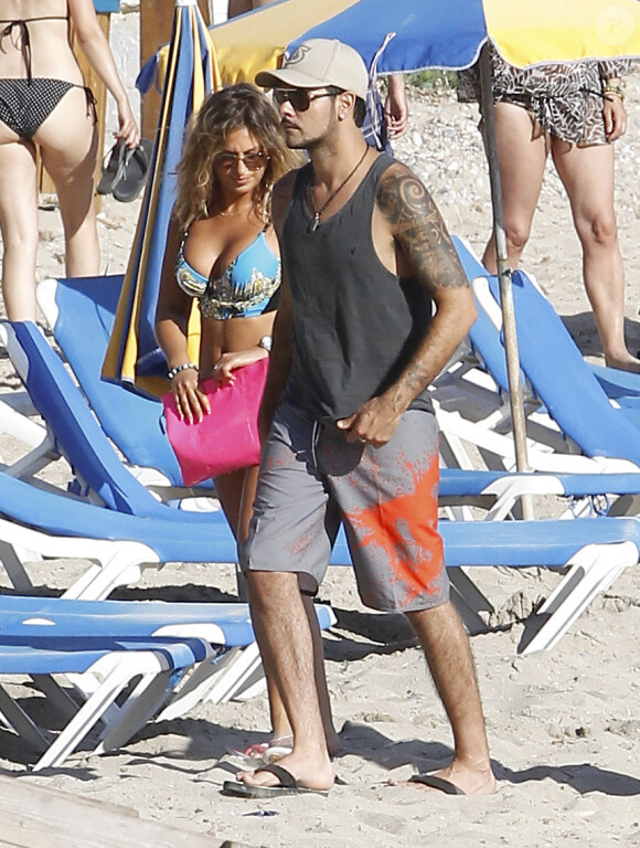 En célibataire, Eduardo Cruz à la plage avec une inconnue, à Ibiza le 6 juin 2012