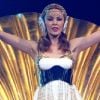 Kylie Minogue est une aphrodite stylée en Dolce & Gabbana, qui signe une arrivée épique lors de son concert au Hammerstein Ballroom de New York. Le 2 mai 2011.