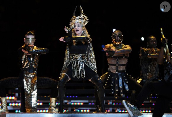 Madonna en Givenchy par Riccardo Tisci lors de son show du Super Bowl à Indianapolis, le 5 février 2012.