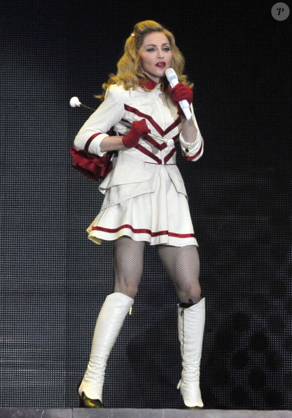 Madonna en concert au Stadio Olimpico de Rome, lors de sa MDNA World Tour. Sa garde-robe de tournée comprend des pièces signées entre autres de Jeremy Scott, Alexander Wang et de Jean Paul Gaultier. Le 12 juin 2012.