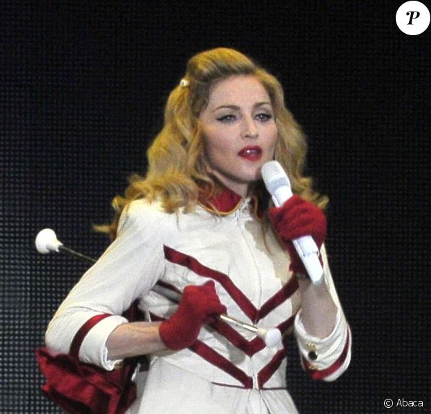 Madonna en concert au Stadio Olimpico de Rome, lors de sa MDNA World Tour. Sa garde-robe de tournée comprend des pièces signées entre autres de Jeremy Scott, Alexander Wang et de Jean Paul Gaultier. Le 12 juin 2012.