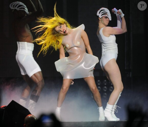 Lady Gaga, complètement déchaînée pendant sa tournée Monster Ball, en plein live au Staples Center à Los Angeles en mars 2011.