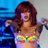 Rihanna, ultra sexy lors de sa tournée Loud, portait un bikini élaboré par Adam Selman et le bijoutier Tom Binns avec des bottines Max Kibardin.