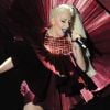 Lady Gaga, surprenante avec une création métallique Paco Rabanne durant les MTV Europe Music Awards à Belfast en novembre 2011.