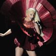 Lady Gaga, surprenante avec une création métallique Paco Rabanne durant les MTV Europe Music Awards à Belfast en novembre 2011.
