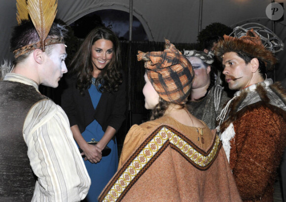 Kate Middleton a accueilli 150 enfants issus de l'une de ses associations caritatives, The Art Room, au théâtre. Était jouée la pièce The Lion, the Witch and The Wardrobe de C.S Lewis à Londres, le 15 juin 2012