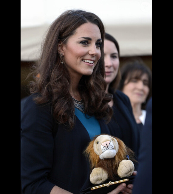La belle Kate Middleton a accueilli 150 enfants issus de l'une de ses associations caritatives, The Art Room, au théâtre. Était jouée la pièce The Lion, the Witch and The Wardrobe de C.S Lewis à Londres, le 15 juin 2012