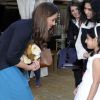 Kate Middleton, tout sourire, a accueilli 150 enfants issus de l'une de ses associations caritatives, The Art Room, au théâtre. Était jouée la pièce The Lion, the Witch and The Wardrobe de C.S Lewis à Londres, le 15 juin 2012