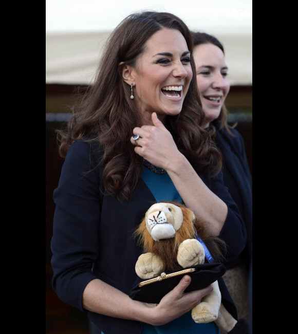 La somptueuse Kate Middleton a accueilli 150 enfants issus de l'une de ses associations caritatives, The Art Room, au théâtre. Était jouée la pièce The Lion, the Witch and The Wardrobe de C.S Lewis à Londres, le 15 juin 2012