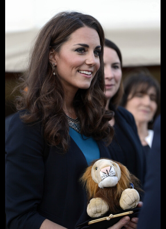 Kate Middleton, toujours aussi sublime, a accueilli 150 enfants issus de l'une de ses associations caritatives, The Art Room, au théâtre. Était jouée la pièce The Lion, the Witch and The Wardrobe de C.S Lewis à Londres, le 15 juin 2012