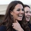 Kate Middleton, très souriante, a accueilli 150 enfants issus de l'une de ses associations caritatives, The Art Room, au théâtre. Était jouée la pièce The Lion, the Witch and The Wardrobe de C.S Lewis à Londres, le 15 juin 2012