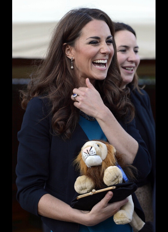 Kate Middleton, très souriante, a accueilli 150 enfants issus de l'une de ses associations caritatives, The Art Room, au théâtre. Était jouée la pièce The Lion, the Witch and The Wardrobe de C.S Lewis à Londres, le 15 juin 2012