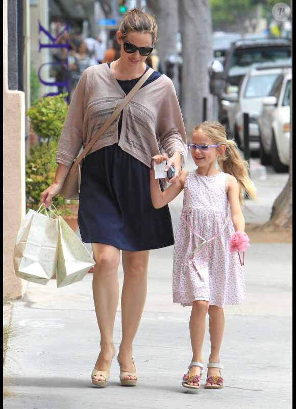 Jennifer Garner et sa fille Violet font du shopping à Santa Monica, le 16 juin 2012