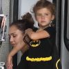 Honor, parfaitement irrésistible en Batgirl à Los Angeles, un costume réalisé par sa maman. Le 16 juin 2012
