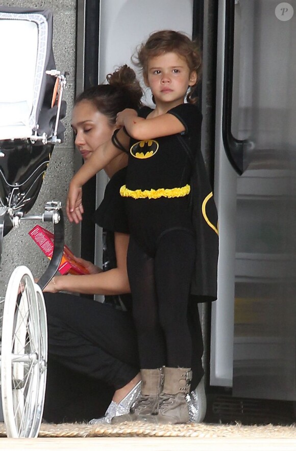 Honor, parfaitement irrésistible en Batgirl à Los Angeles, un costume réalisé par sa maman. Le 16 juin 2012