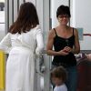 Penélope Cruz quitte Los Angeles avec son mari Javier Bardem et leur fils Leo le 17 juin 2012