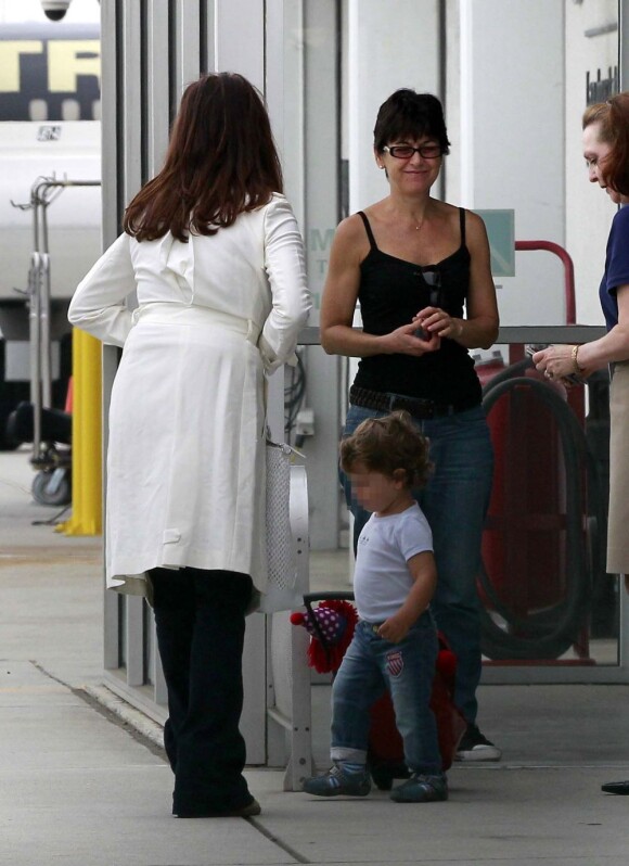 Penélope Cruz quitte Los Angeles avec son mari Javier Bardem et leur fils Leo le 17 juin 2012