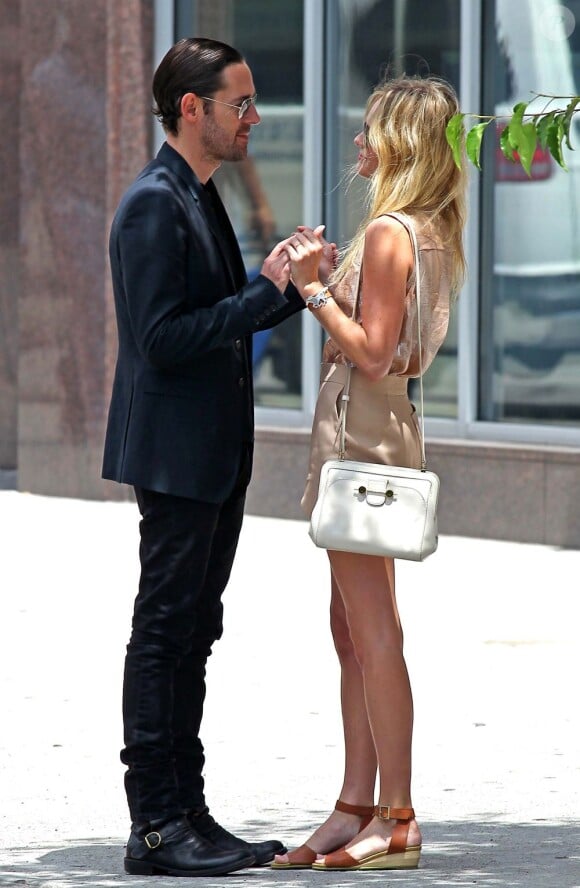 Tendre moment pour Kate Bosworth et son compagnon dans les rues de Los Angeles par une belle journée.