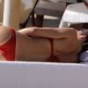 La sexy Elisabetta Gregoraci, dans son bikini rouge, se dore la pilule sur une plage à Spiaggia, le 17 juin 2012.