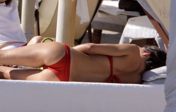 La sexy Elisabetta Gregoraci, dans son bikini rouge, se dore la pilule sur une plage à Spiaggia, le 17 juin 2012.