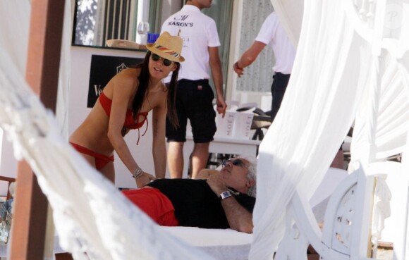 Flavio Briatore et sa femme Elisabetta Gregoraci se bécotent sur une plage à Spiaggia, le 17 juin 2012.