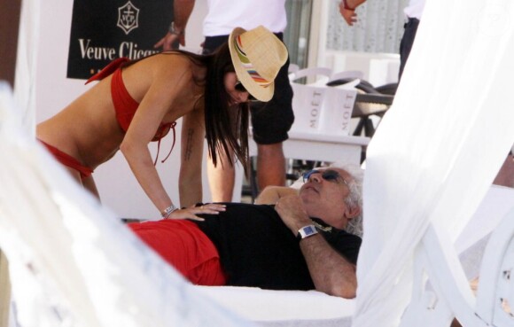 Flavio Briatore et sa femme Elisabetta Gregoraci se bécotent sur une plage à Spiaggia, le 17 juin 2012.