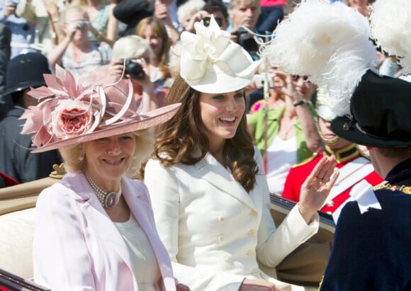 Kate Middleton et Camilla Parker Bowles lors de la cérémonie de l'Ordre de la Jarretière au château Windsor, à Londres, le 18 juin 2012
