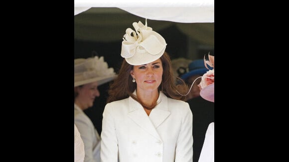 Kate Middleton, glamour en crème, admire son chevalier William qui défile