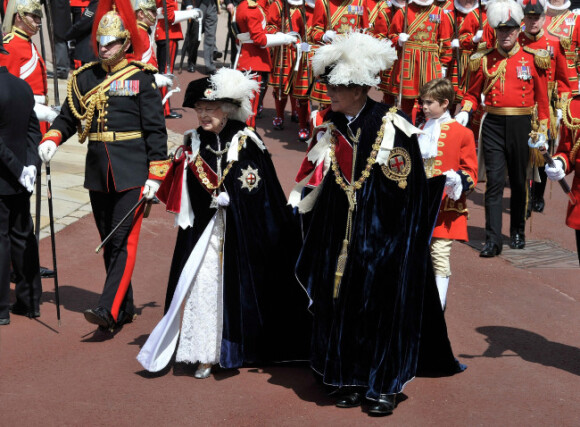 La reine Elizabeth II et le prince Philip lors de la cérémonie de l'Ordre de la Jarretière se déroulant du château Windsor à la chapelle Saint Georges, le 18 juin 2012