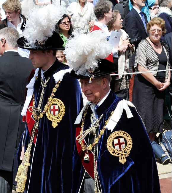 Prince William et prince Charles lors de la cérémonie de l'Ordre de la Jarretière se déroulant du château Windsor à la chapelle Saint Georges, le 18 juin 2012