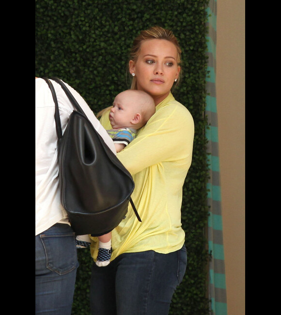 Hilary Duff et son fils Luca, le mardi 19 juin 2012, à Los Angeles.